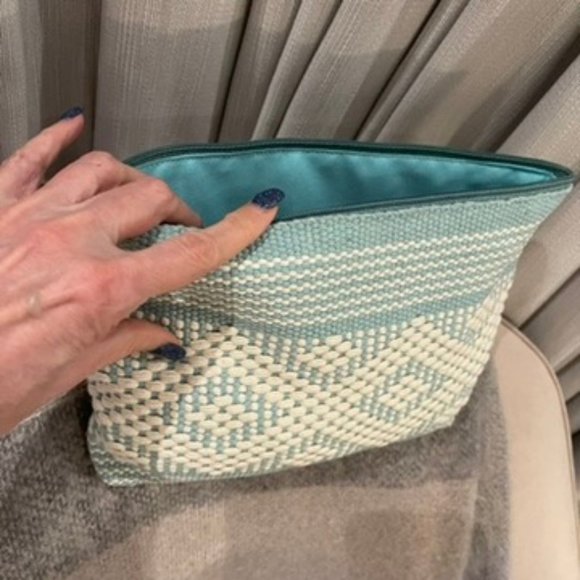 2-PACK SET HANDWOVEN AQUA AND CREAM MAKE UP ACCESSORY BAGS 100% COTTON EXTERIOR - Picture 6 of 10